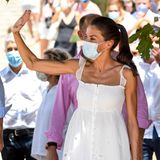 Zusammen mit König Felipe besucht Königin Letizia Menorca und begeistert in einem weißen Organza-Kleid mit floralen Stickereien von Uterqüe. Dazu trägt sie ihre geliebten Espadrilles von Macarena und hat ihre langen Haare zu einem praktischen Pferdeschwanz zusammengebunden. Ein sommerlicher Look, der Leichtigkeit versprüht – und möglicherweise ungewollt etwas zu viel Haut preisgibt.
