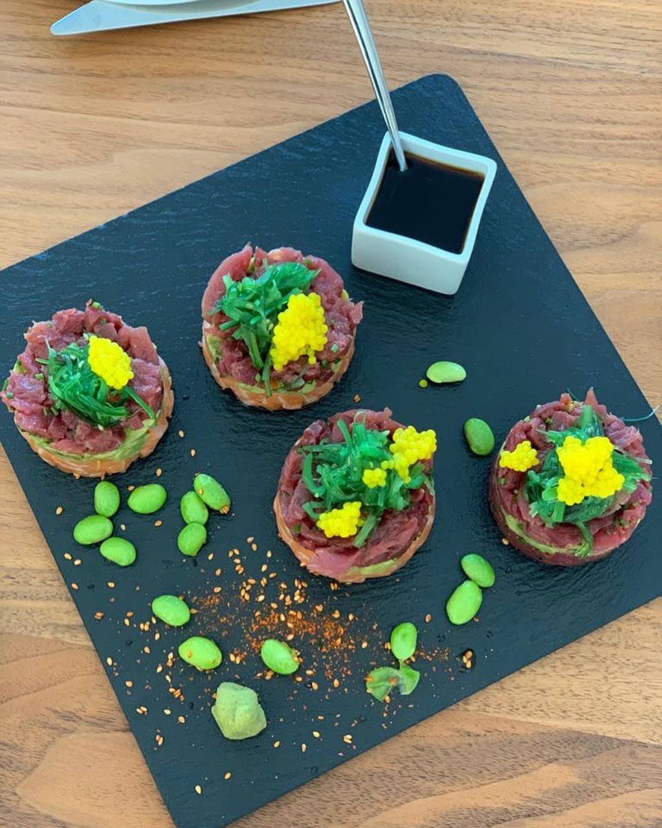 Sieht das lecker aus! Via Instagram zeigt Ana Ivanović ihren Fans ihr Lieblingsessen an heißen Tagen – und verrät auch gleich das Rezept. "Von unten nach oben: Lachs, Avocado, Thunfisch und dann noch etwas Liebe oben drauf", schreibt die Ehefrau von Bastian Schweinsteiger. Edamame und Soja-Soße sorgen für das gewisse Etwas. Hört sich doch gar nicht mal so schwierig an, oder? Sieht das lecker aus! Via Instagram zeigt Ana Ivanović ihren Fans ihr Lieblingsessen an heißen Tagen – und verrät auch gleich das Rezept. "Von unten nach oben: Lachs, Avocado, Thunfisch und dann noch etwas Liebe oben drauf", schreibt die Ehefrau von Bastian Schweinsteiger. Edamame und Soja-Soße sorgen für das gewisse Etwas. Hört sich doch gar nicht mal so schwierig an, oder?