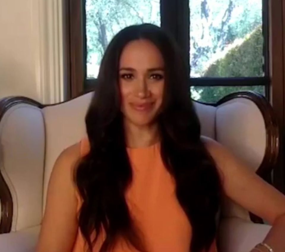 Lange nicht gesehen, Meghan! Die Herzogin von Sussex Meghan hatte einen virtuellen Auftritt bei der gemeinnützigen Nachrichtenredaktion The 19 und führte ein Interview mit Emily Ramshaw, über die Schaffung einer transformativen Nachrichtenredaktion, in deren Mittelpunkt die Gleichstellung der Geschlechter steht. Dabei bringt die 39-Jährige ein orangefarbenes Top von Hugo Boss für 190 Euro zum Strahlen. Eine Farbe, zu der Meghan in ihrer Vergangenheit als Senior-Royal eher selten griff. An ihr häufiger gesehen haben wir jedoch ... Lange nicht gesehen, Meghan! Die Herzogin von Sussex Meghan hatte einen virtuellen Auftritt bei der gemeinnützigen Nachrichtenredaktion The 19 und führte ein Interview mit Emily Ramshaw, über die Schaffung einer transformativen Nachrichtenredaktion, in deren Mittelpunkt die Gleichstellung der Geschlechter steht. Dabei bringt die 39-Jährige ein orangefarbenes Top von Hugo Boss für 190 Euro zum Strahlen. Eine Farbe, zu der Meghan in ihrer Vergangenheit als Senior-Royal eher selten griff. An ihr häufiger gesehen haben wir jedoch ...