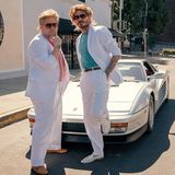 14. August 2020  Wir kennen David Beckham zwar als lässigen Typen, aber dieser sommerliche Look überrascht uns dann doch. Der Grund für die Verkleidung: Für eine Episode seiner Late-Night-Show hat sich Talkmaster James Corden den Fußballstar an seine Seite geholt. Als Hommage an die 80er-Kultserie "Miami Vice" schlüpfen die beiden in die Rollen der coolen Cops, Sonny und Rico, um im weißen Ferrari stilecht auf Verbrecherjagd zu gehen.