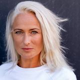 Acht Stunden lang hat die Verwandlung gedauert, dann war die lange Mähne weg und das Haar saß wieder: „Ich fühle mich auf jeden Fall total wohl! Die neue Frisur ist natürlich ganz anders als vorher. Damit müsst ihr jetzt aber klar kommen!“, sagt sie zu RTL. Wir finden es super und freuen uns schon ihren neuen Look auf auf dem Bildschirm bewundern zu dürfen. 