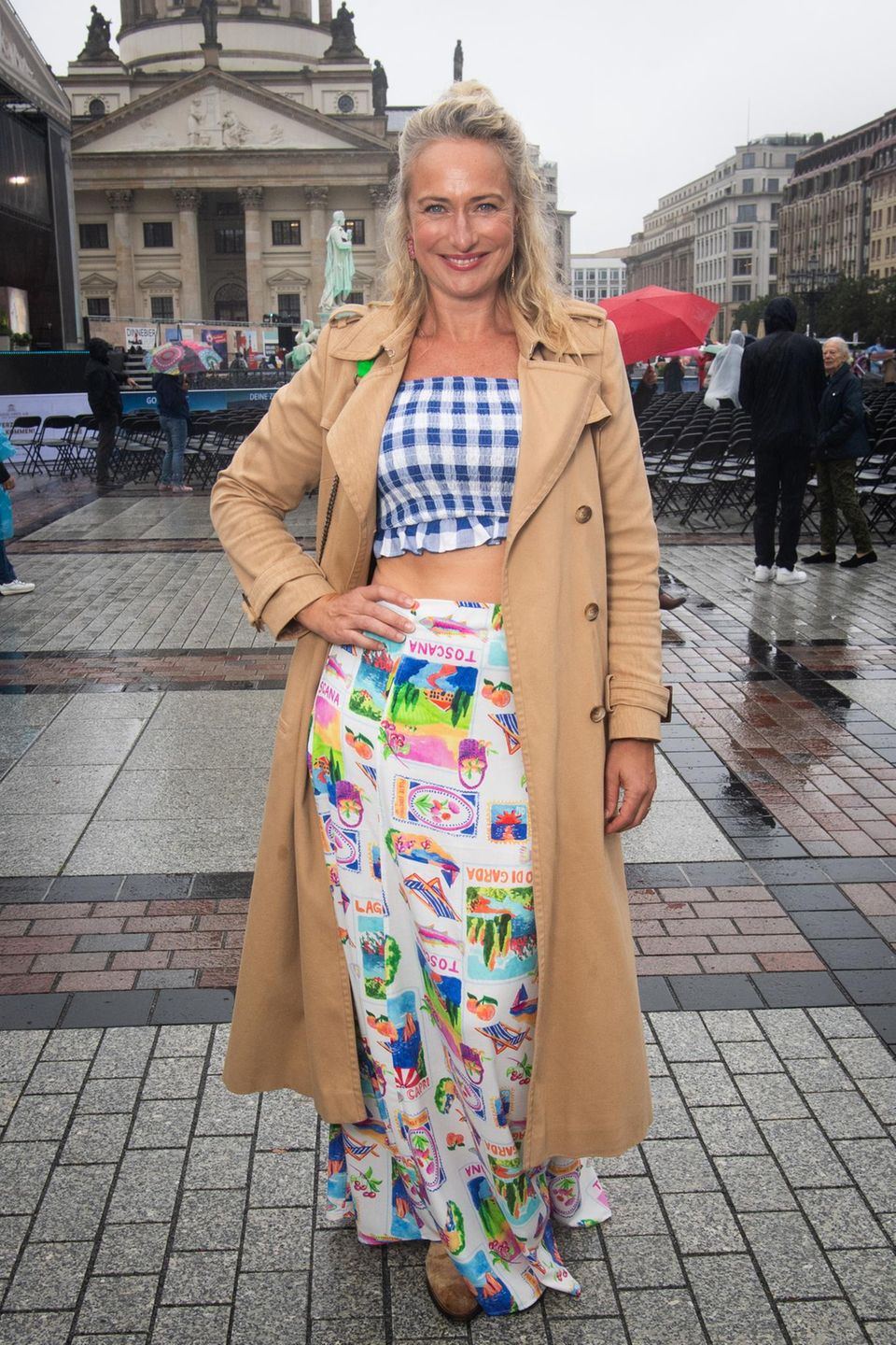 Eva Mona Rodekirchen auf einem Platz in Berlin