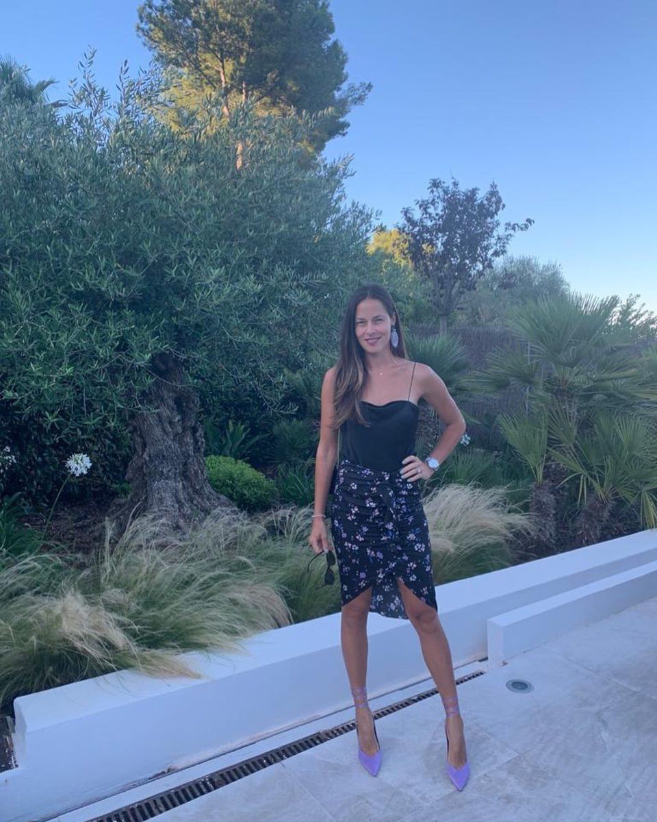 Ana Ivanovic hat ein Händchen für Fashion, keine Frage. An sommerlichen Tagen schwört sie derzeit auf eine Kombi, die ihre tolle Figur prima in Szene setzt: In einem gemusterten Mini-Rock und einem simplen schwarzen Top zeigt sie sich nicht nur auf diesem Schnappschuss, sondern auch einige Tage zuvor... Ana Ivanovic hat ein Händchen für Fashion, keine Frage. An sommerlichen Tagen schwört sie derzeit auf eine Kombi, die ihre tolle Figur prima in Szene setzt: In einem gemusterten Mini-Rock und einem simplen schwarzen Top zeigt sie sich nicht nur auf diesem Schnappschuss, sondern auch einige Tage zuvor...