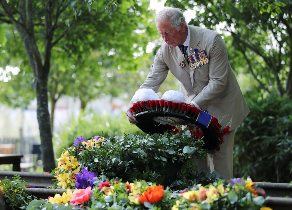 Im Anschluss einer Schweigeminute in Erinnerung an die Soldaten des Zweiten Weltkrieges legt Prinz Charles einen Kranz an der Gedenkstätte nieder. Im Anschluss einer Schweigeminute in Erinnerung an die Soldaten des Zweiten Weltkrieges legt Prinz Charles einen Kranz an der Gedenkstätte nieder.