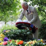 Im Anschluss einer Schweigeminute in Erinnerung an die Soldaten des Zweiten Weltkrieges legt Prinz Charles einen Kranz an der Gedenkstätte nieder.