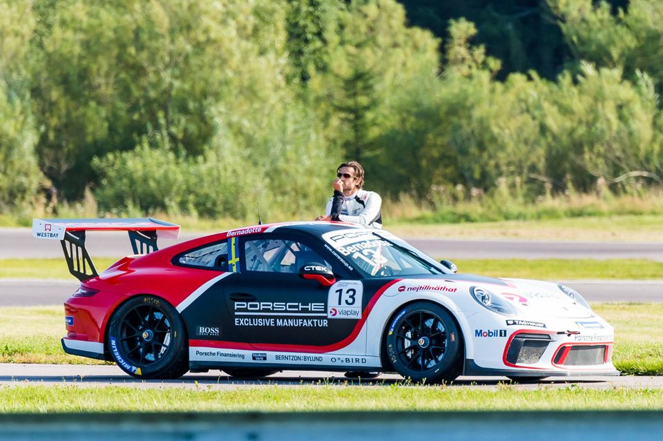 Unglücklicherweise macht bereits beim ersten Qualifikationslauf ein Motorproblem dem schnellen Prinzen einen Strich durch die Rechnung. Etwas frustriert wartet Carl Philip an der Rennstrecke auf den Abschleppwagen, der den Prinzenporsche anschließend ins Ziel befördert. Wenigstens scheint die Sonne! Unglücklicherweise macht bereits beim ersten Qualifikationslauf ein Motorproblem dem schnellen Prinzen einen Strich durch die Rechnung. Etwas frustriert wartet Carl Philip an der Rennstrecke auf den Abschleppwagen, der den Prinzenporsche anschließend ins Ziel befördert. Wenigstens scheint die Sonne!