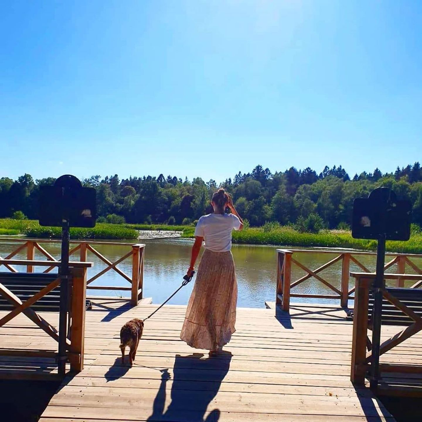 Prinzessin Sofia und Prinz Carl Philip haben den Sommer in Schweden verbracht und auf Instagram einige ihrer Lieblingsplätze dort gezeigt. In einem leicht durchsichtigen Maxirock und einem schlichten weißen T-Shirt zeigt Prinzessin Sofia, wie sexy ein schlichter Look sein kann. An einem Ort, an dem sie fast jeden Tag sind: im Königlichen Nationalstadtpark in Stockholm. 