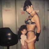 Mit diesem etwas gewöhnungsbedürftigen Bild gratuliert Demi Moore Tochter Rumer Willis zum 32. Geburtstag: Am Set zum Film "Striptease" umarmet die kleine Rumer ihre Mama - die schon für den sexy Film gestylt ist. Aber ...