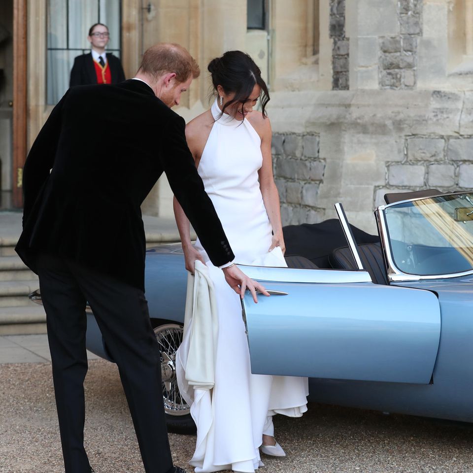 Herzogin Meghan trägt selbst am Tag ihrer Hochzeit einen "Messy Bun", einen lockeren Dutt mit ein paar Strähnen, die heraushängen. 