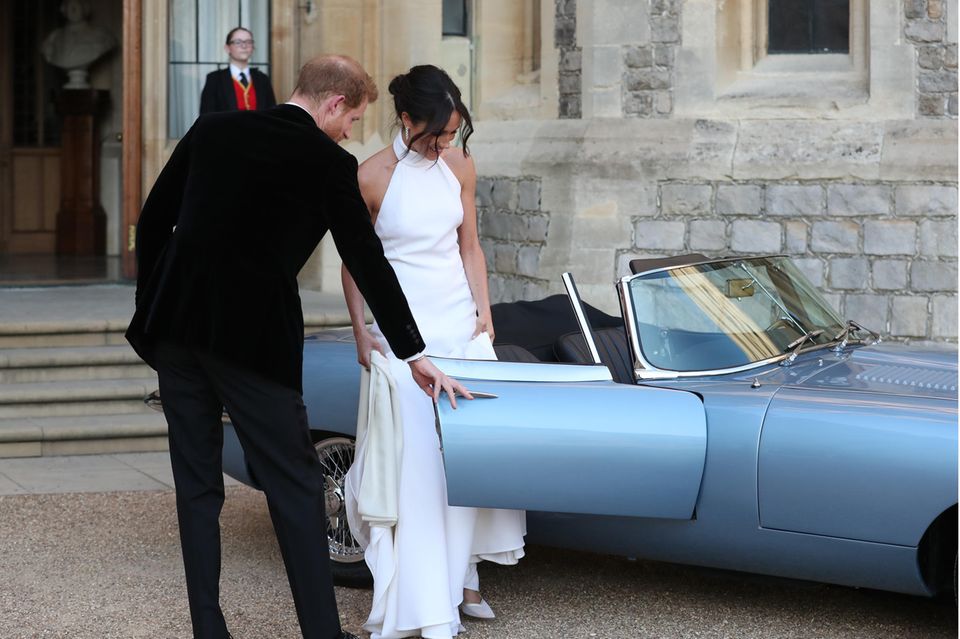 George Northwood: Herzogin Meghan trägt selbst am Tag ihrer Hochzeit einen "Messy Bun", einen lockeren Dutt mit ein paar Strähnen, die heraushängen. Herzogin Meghan trägt selbst am Tag ihrer Hochzeit einen "Messy Bun", einen lockeren Dutt mit ein paar Strähnen, die heraushängen.