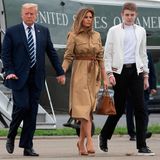 Während Trumps Kampagne gegen die Briefwahl in den USA für große Empörung und hitzige Debatten sorgt, landen Donald, Sohn Barron und Melania Trump in Morristown, New Jersey. Auf einem Video ist zu sehen, wie Melania auf der Treppe beim Ausstieg nicht die Hand ihres Ehemannes nehmen will, sich stattdessen lieber an ihrer Hermès-Birkin-Bag festhält - auf die sie ihren restlichen Luxus-Look mit braunen Pumps und camelfarbenem Kleid von Stella McCartney abgestimmt hat. Nach Seitenwechsel auf dem Boden wird dann doch Einheit - inklusive Händchenhalten - demonstriert.