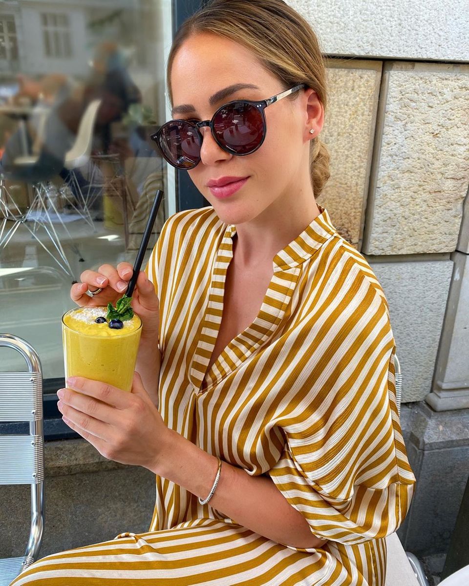 Bie diesen sommerlichen Temperaturen, kühlt sich Angelina Heger mit einem einem leckeren Frucht-Smoothie. Bie diesen sommerlichen Temperaturen, kühlt sich Angelina Heger mit einem einem leckeren Frucht-Smoothie.