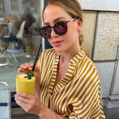 Bie diesen sommerlichen Temperaturen, kühlt sich Angelina Heger mit einem einem leckeren Frucht-Smoothie. 