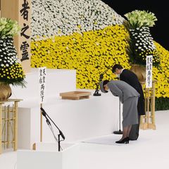 15. August 2020  Kaiser Naruhito und Kaiserin Masako besuchen die Gedenkfeier zum 75. Jahrestag des Endes des Zweiten Weltkriegs in der Nippon Budokan Halle in Tokio. 