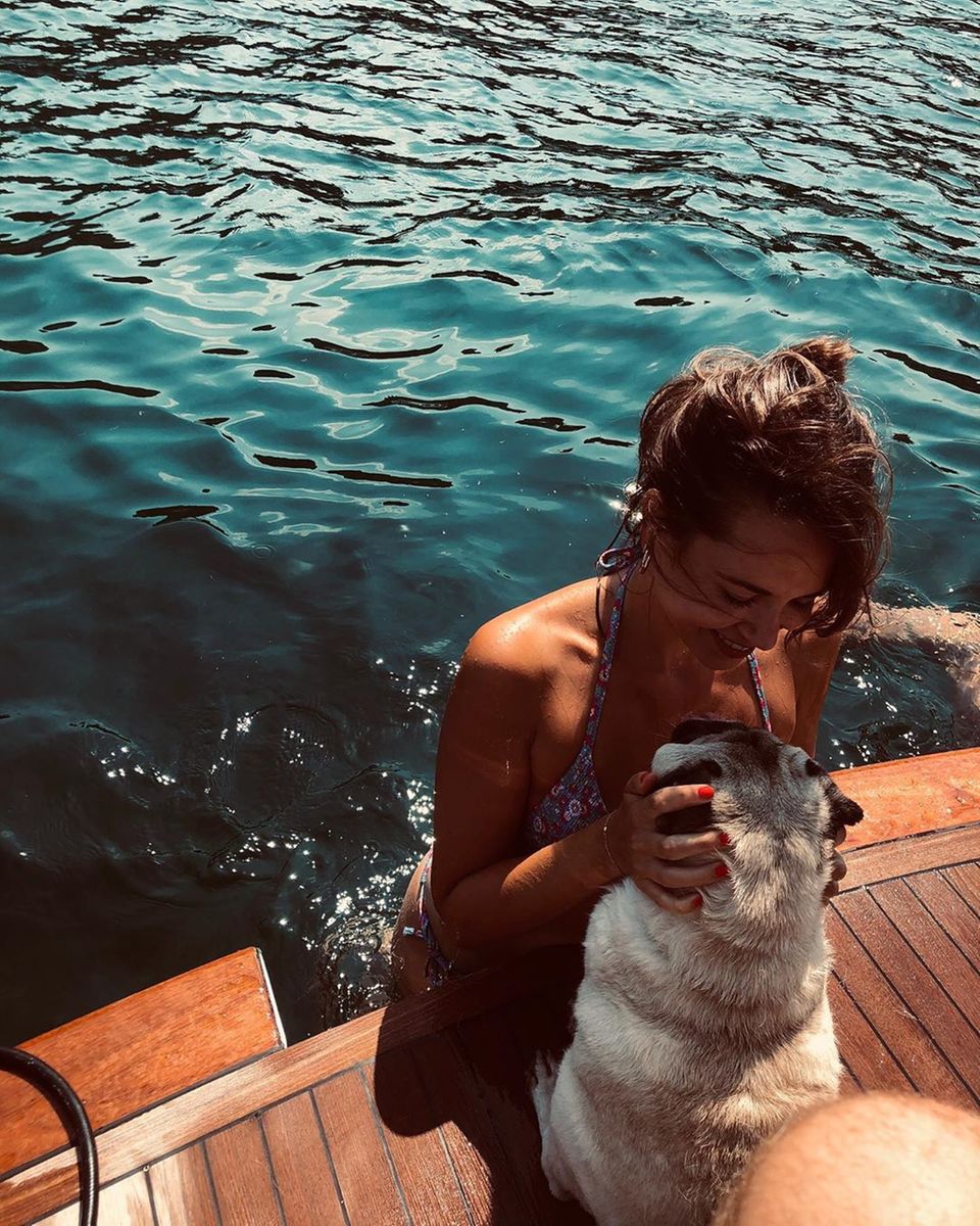 Mops Don Capone ist Mandy Capristos treuer Begleiter. Auch während sein Frauchen eine Runde schwimmt, hat er alles im Blick. Mops Don Capone ist Mandy Capristos treuer Begleiter. Auch während sein Frauchen eine Runde schwimmt, hat er alles im Blick.