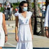 Königin Letizia und König Felipe haben es aktuell nicht leicht. Nicht nur die Coronakrise überschattet den Sommer der Royals, König Juan Carlos und sein plötzlicher Aufbruch nach Abu Dhabi sorgt ebenfalls für schwere Zeiten bei dem Monarchen-Paar. Noch mehr als sonst steht Letizia unter genauster Beobachtung. Ein Umstand, den sie hervorragend zu meistern weiß. Als Zeichen der Solidarität trägt die schöne Königin spanische Labels, um nicht zuletzt die Wirtschaft wieder anzukurbeln. Im Weiteren setzt sie auf wahre Lieblingsstücke, die sie immer wieder neu zu recyceln weiß. So auch bei ihrem jüngsten Auftritt in Ibiza-Stadt. Für den Anlass wählt sie ein weißes Kleid mit Stickereien und Volants von Charo Ruiz Ibiza für ca. 550 Euro und kombiniert dazu ihre altbewährten Espadrille-Wedges von Macarena. 