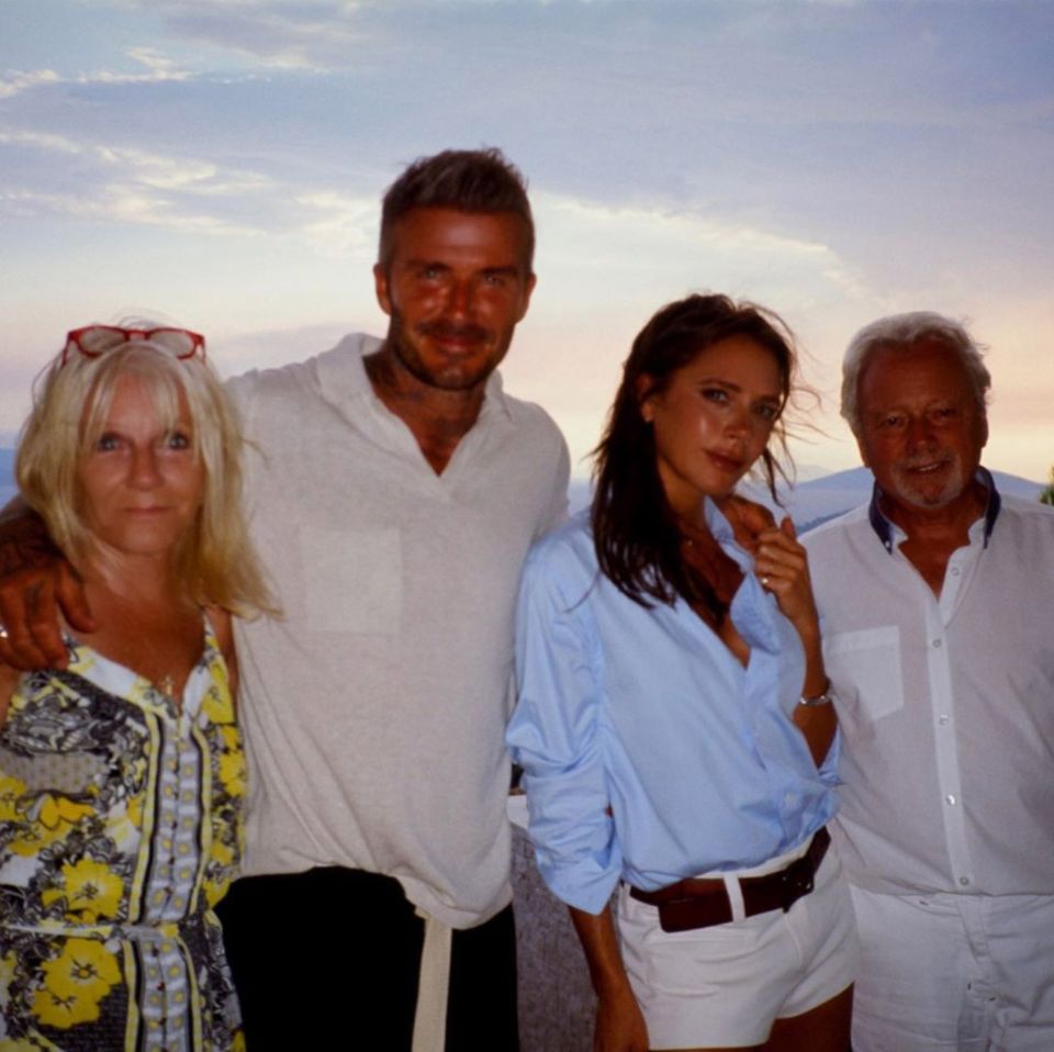 Victorias Eltern, Jackie und Anthony Adams, sind zu Besuch und bereichern das Beckham'sche Familienleben. Dafür zeigt sich Mrs. Beckham überaus dankbar mit ihrem Post und bekundet: "Familienzeit ist wirklich alles. Wir lieben dich so sehr!" Victorias Eltern, Jackie und Anthony Adams, sind zu Besuch und bereichern das Beckham'sche Familienleben. Dafür zeigt sich Mrs. Beckham überaus dankbar mit ihrem Post und bekundet: "Familienzeit ist wirklich alles. Wir lieben dich so sehr!"