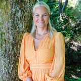 Prinzessin Mette-Marit im orangenen Sommerkleid