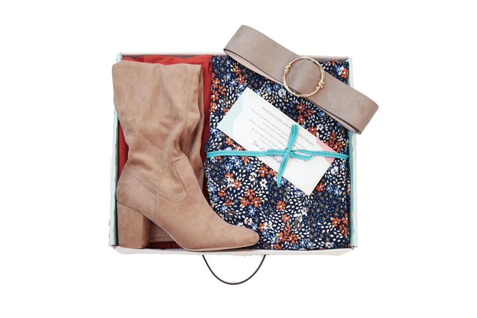 Inhalt Kisura Box mit Kleidung, Schuhen und Accessoires Inhalt Kisura Box mit Kleidung, Schuhen und Accessoires