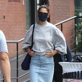 Lässiger Pullover mit Puff-Ärmeln, dazu Jeansrock und weiße Sneaker: Katie Holmes zeigt beim Spaziergang in New York mal wieder, dass man auch in simplen Looks umwerfend aussehen kann.