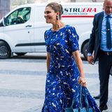 Prinzessin begeistert im royalblauen Rodebjer-Kleid