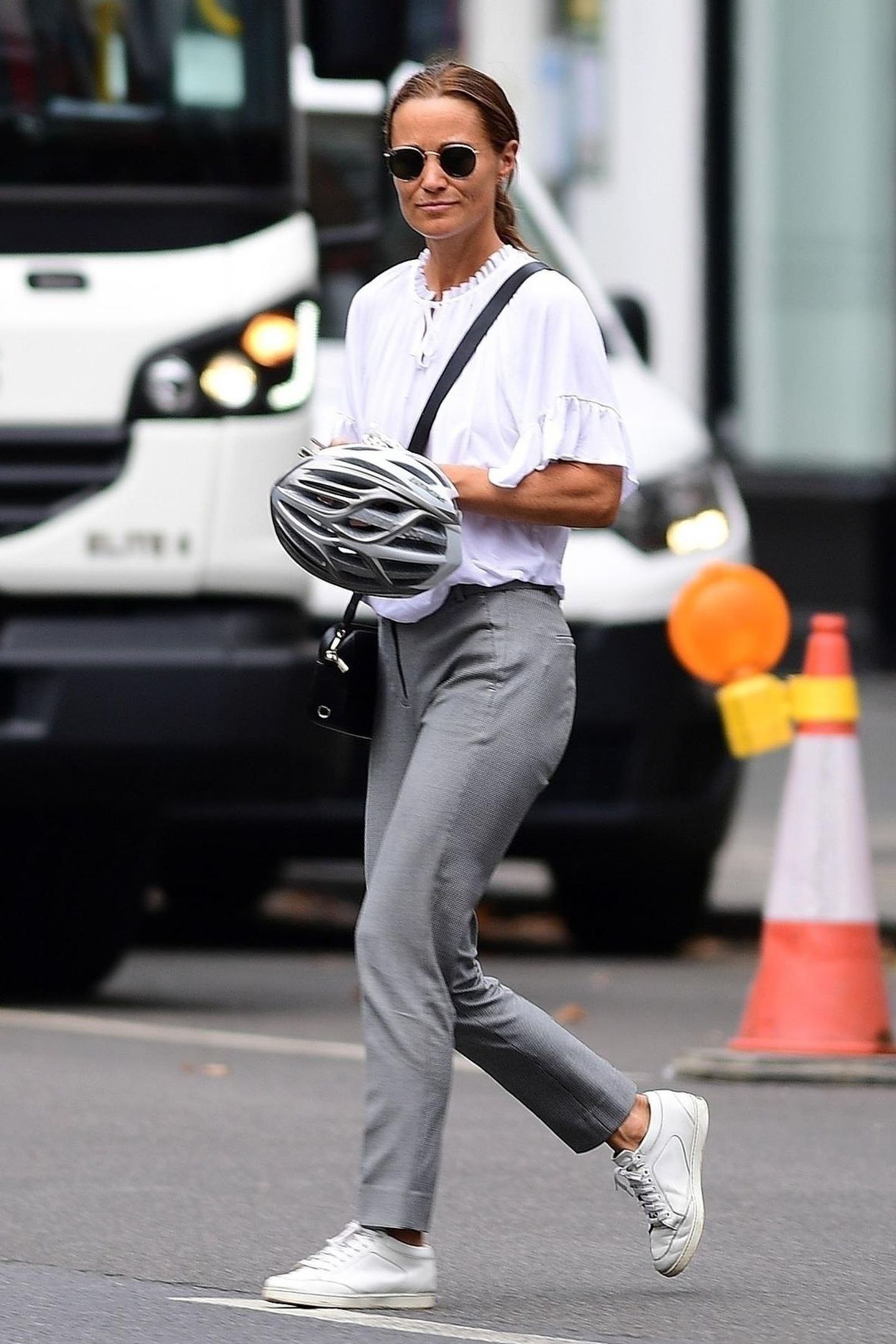 Weiße Bluse, graue Anzughose, weiße Sneaker, schwarze Accessoires: So lässig ist Pippa Middleton in Chelsea unterwegs. Dabei darf ein besonderes Accessoire natürlich nicht fehlen: Ihr Fahrradhelm. Die leidenschaftliche Radlerin setzt immer auf Sicherheit statt Eitelkeit - vorbildlich!