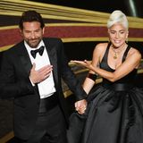 Mit ihrem Duett "Shallow" aus dem gemeinsamen Film "A Star Is Born" sorgen Bradley Cooper und Lady Gaga 2019 für Gänsehautmomente. Ob der Funke auch privat bei den beiden Superstars übersprang, wird für immer ein Geheimnis bleiben. Auf der Bühne sind sie jedenfalls ein Traumpaar, das sich gegenseitig mit Lorbeeren überhäuft. So bedankt sich Lady Gaga für die preisgekrönte Ballade bei ihrem Co-Star, der es als Regisseur erst möglich gemacht habe, den Song zum Leben zu erwecken.