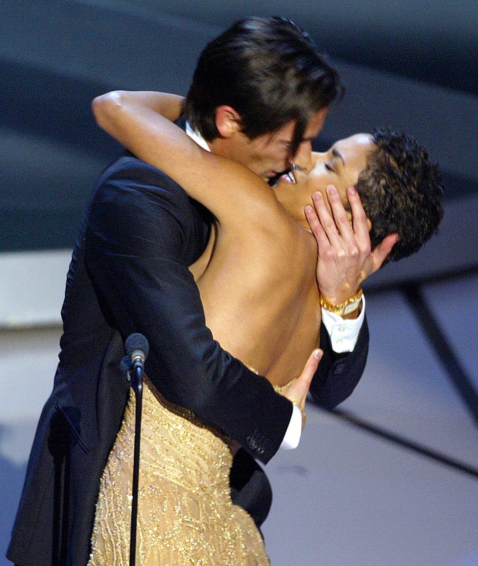 Bei der 75. Oscar-Verleihung bekommt Adrien Brody für "The Pianist" eine der begehrten Trophäen von Halle Berry überreicht, bei der er sich prompt mit einem filmreifen Kuss bedankt.