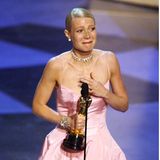 Überwältigt vom magischen Moment nimmt Gwyneth Paltrow 1999 aufgeregt ihren Oscar entgegen. Als sie sich bei ihrer Familie bedankt verliert sie vollständig die Fassung und bricht in tausend Tränen aus. 