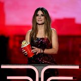 Sandra Bullock wird 2019 bei den "MTV Movie Awards" für ihre Rolle in "Bird Box"ausgezeichnet. In ihrer Dankesrede macht die Schauspielerin ihren Kindern eine bewegende Liebeserklärung, denn das Thema "Familie" spielt eine entscheidende Rolle in dem Film.