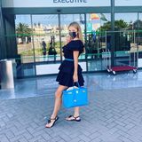 So stylish geht's nach Hause! Victoria Swarovski zeigt am Airport den perfekten Sommerlook aus Volantkleid und Sandalen - Tasche und Gürtel sind auch perfekt aufeinander abgestimmt.