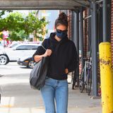 Auch Fashion-Profis dürfen mal als Schluffi aus dem Haus: Katie Holmes zeigt sich in New York im Durchschnitts-Look aus schwarzem Hoodie, blauer Jeans, Dutt, großem Shopper und Sandalen.