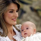 Königin Letizia von Spanien war schon immer eine wunderschöne Frau. 2008 ließ sie sich die Nase operieren - offiziell aus gesundheitlichen Gründen. Trotzdem fällt auf, dass sie vorher (so wie hier bei der Taufe von Prinzessin Sofia im Juli 2007) einen deutlich sichtbaren Höcker hatte. 