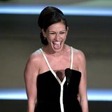 Julia Roberts genießt ihren ersten Oscar-Sieg 2001 in vollen Zügen. Überwältigt vor Freude bedankt sie sich unter anderem bei Regisseur Steven Soderbergh für ihre Rolle in "Erin Brockovich" und beendet schließlich ihre Rede mit den Worten: "Ich liebe die Welt. Ich bin so glücklich. Danke!“ 
