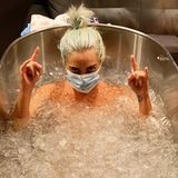 26. August 2020  Brrrrr... Lässig liegt Lady Gaga in einer Badewanne voller Eis und signalisiert dabei mit ihren Händen: "Rock on!" Die Sängerin setzt auf "Schockbaden" für ihre Gesundheit und bringt sich gerade für ihre anstehende Performance bei den "Video Music Awards" in Bestform.