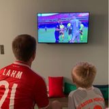 23. August 2020  Philipp Lahm und Sohn Julian machen sich zu Hause bereit für das Finale der "Champions League", um gemeinsam ihren Lieblingsverein anzufeuern. "Wir drücken die Daumen, Jungs! Pack ma's!  Wo schaut ihr diesen Kracher heute Abend?", fragt der ehemalige Nationalmannschaftskapitän seine Fans auf Instagram.