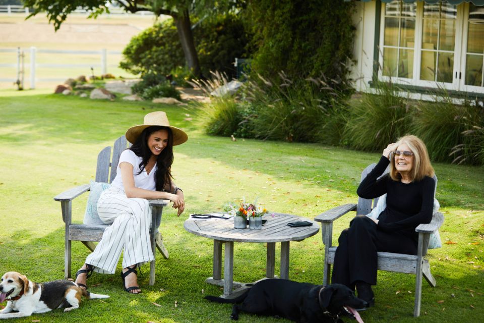 Herzogin Meghan: Meghan setzt auch bei ihrem Look auf pure Frauenpower: Sie trägt eine elegante, locker sitzende Stoffhose von Anine Bing, dazu kombiniert sie ein schlichtes, weißes Shirt. Ihre sommerlichen Sandalen stammen von der britischen Modedesignerin Stella McCartney, die auch Meghans zweites Hochzeitskleid entworfen hat. Meghan setzt auf Frauenpower pur: Sie trägt die elegante, locker sitzende "Ryan"-Stoffhose (rund 210 Euro) von der angesagten Designerin Anine Bing, dazu kombiniert sie ein schlichtes, weißes V-Ausschnitt-Shirt. Ihre sommerlichen "Rhea"-Sandalen (rund 673 Euro) stammen von der britischen Modedesignerin Stella McCartney, die auch Meghans zweites Hochzeitskleid entworfen hat. Doch damit nicht genug ...