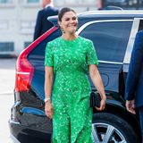 Victoria trägt ein knallgrünes Kleid von Tiger of Sweden. Das seidige Dress für rund 349 Euro schmeichelt den Kurven der Prinzessin perfekt. Ihre schwarzen Sandalen von Saint Laurent und eine Clutch runden ihren Look ab.