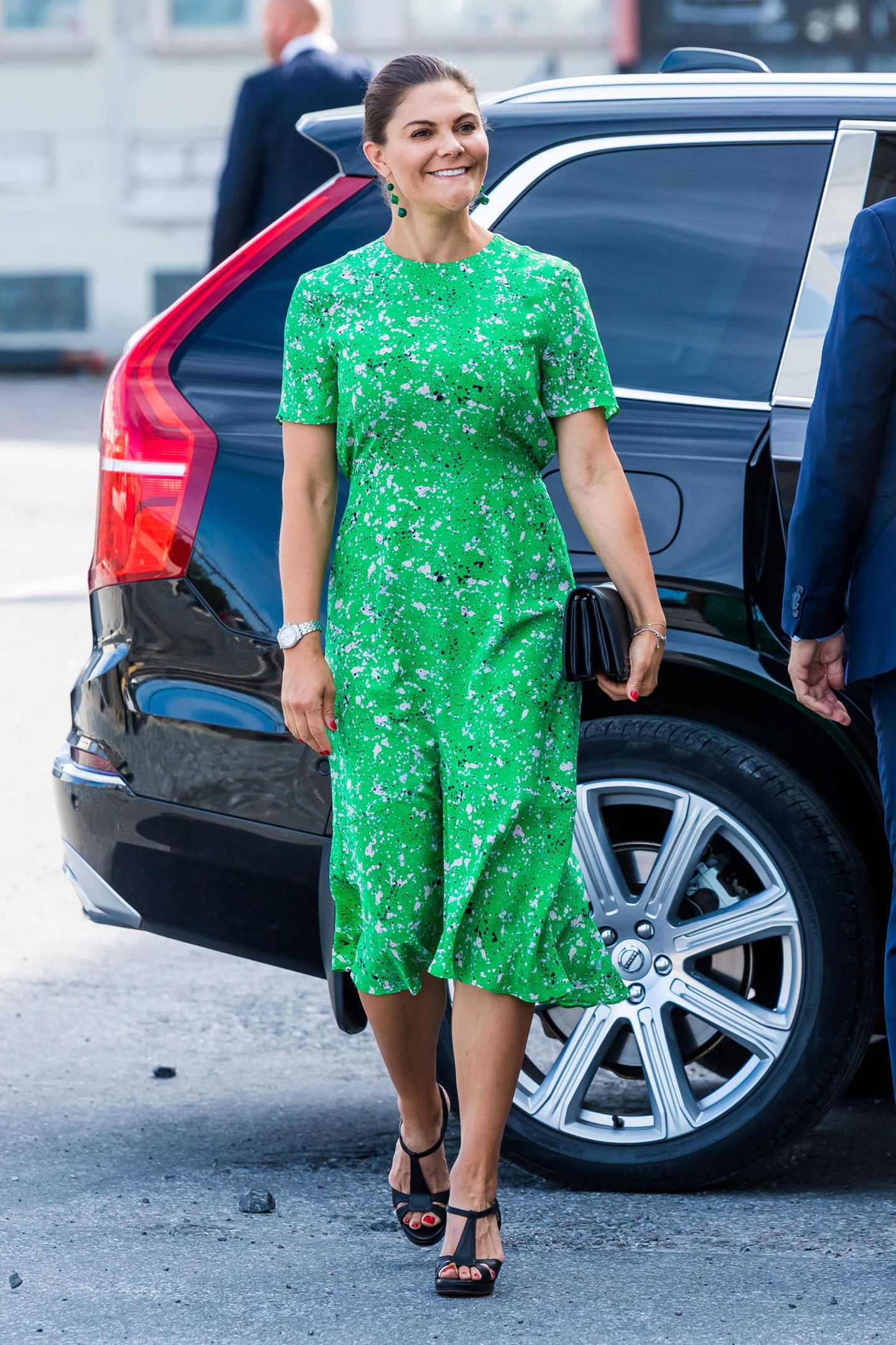 Victoria trägt ein knallgrünes Kleid von Tiger of Sweden. Das seidige Dress für rund 349 Euro schmeichelt den Kurven der Prinzessin perfekt. Ihre schwarzen Sandalen von Saint Laurent und eine Clutch runden ihren Look ab.