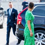 Royale Stippvisite in Stockholm: Gemeinsam mit Prinz Daniel besucht Prinzessin Victoria ein Künstlerhaus in der schwedischen Hauptstadt und zeigt sich selbst an diesem Tag ganz farbenfroh.