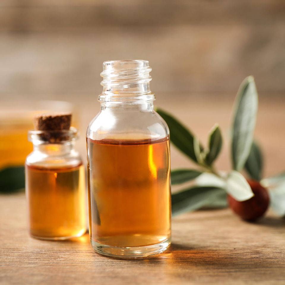 Goldener Saft: Jojobaöl ist ein geeignetes Pflegeprodukt für Haut und Haare.