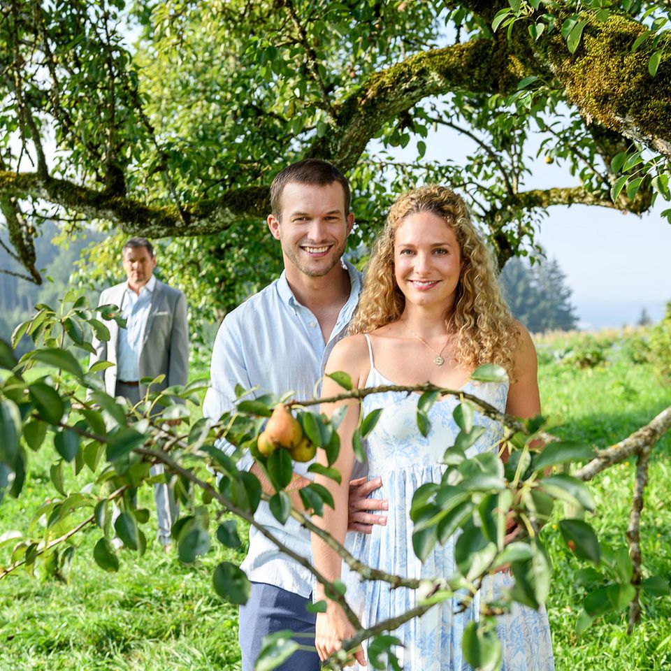 In der 16. Staffel steht die Liebesgeschichte um Franzi Krummbiegel (Léa Wegmann, r.) und Tim Degen (Florian Frowein, l.) im Mittelpunkt der Geschichten.