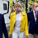 Dieser Look ist wirklich eine Überraschung! Charlène und Albert von Monaco zeigensich  beim Auftakt der Tour de France 2020 in Nizza, und die Fürstin ist mit knallig gelber Lederjacke und der neuen Frisur kaum wiederzuerkennen. 