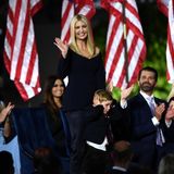 Ivanka Trump präsentiert sich beim Nominierungsparteitag der Republikaner gewohnt selbstbewusst. In einem schwarzen Ensemble von Designerin Gabriela Hearst (übrigens eins der Lieblingslabels von Herzogin Catherine) für rund 2.800 Euro wählt sie den zweiten teuren Designer-Look in diesen Tagen... 