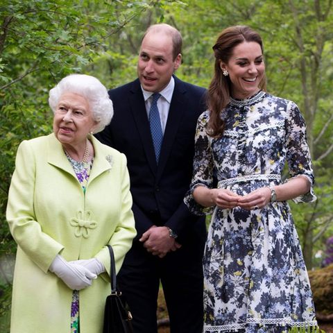Queen Elizabeth mit Prinz William und Herzogin Catherine