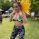 Mit diesem Schnappschuss bringt Adele ihre Fans zum Staunen: Die Sängerin zeigt sich zum ersten Mal in Bikini und präsentiert stolz ihren neuen, durchtrainierten Körper. Obwohl der Notting-Hill-Karneval in London abgesagt wurde, scheint die Britin das Ereignis im engsten Kreis zu feiern. Für die Party trägt sie eine enge Leggings sowie ein Bikini-Oberteil in der Jamaika-Flagge, ihre Haare hat sie zu "Bantu Knoten" – eine traditionelle afrikanische Frisur – gestylt. Ein Look, für den Adele von vielen Fans gefeiert, aber auch scharf kritisiert wird. "Schwarze Frauen werden diskriminiert, weil sie kulturelle Frisuren wie Bantu-Knoten und Dreadlocks tragen, aber weiße nicht. Das ist nicht fair und deshalb sind die Leute sauer", so die Kritik unter ihrem Foto.