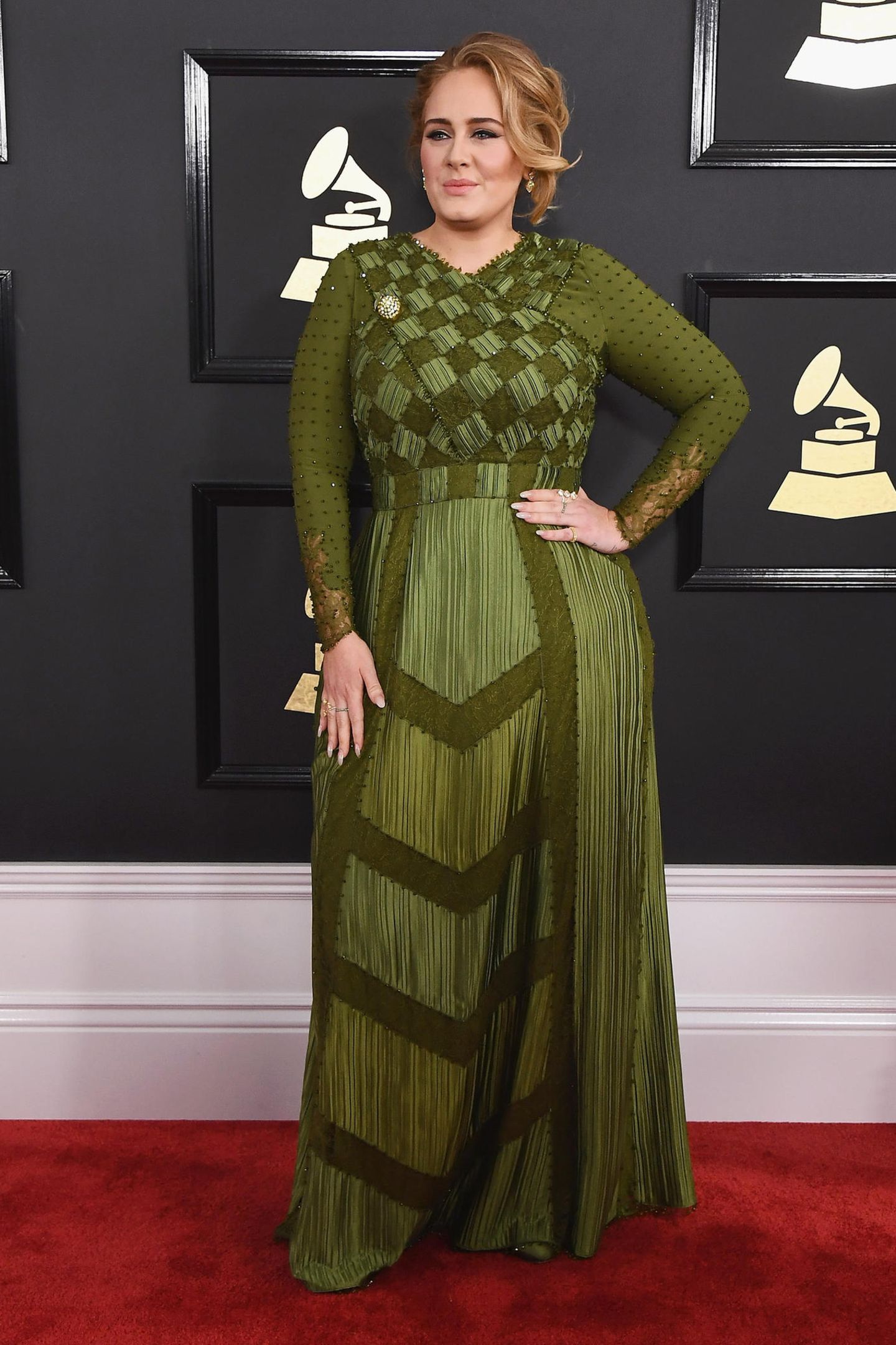 Bei der "Grammy"-Verleihung 2017 im Staples Center in Los Angeles erscheint Adele in einer außergewöhnlichen, grünen Robe von Givenchy. Doch für dieses Outfit erntet die Sängerin nicht nur Lob: Kritiker vergleichen die Britin mit der "Shrek"-Prinzessin Fiona. 