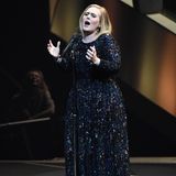 Bei einem Konzert in Phoenix, Arizona, verzaubert Adele ihre Fans nicht nur mit ihrer unglaublichen Stimme: Die Sängerin trägt eine bodenlange Pailletten-Robe, die die Kurven der Britin perfekt in Szene setzt. Glamouröser geht's nicht!