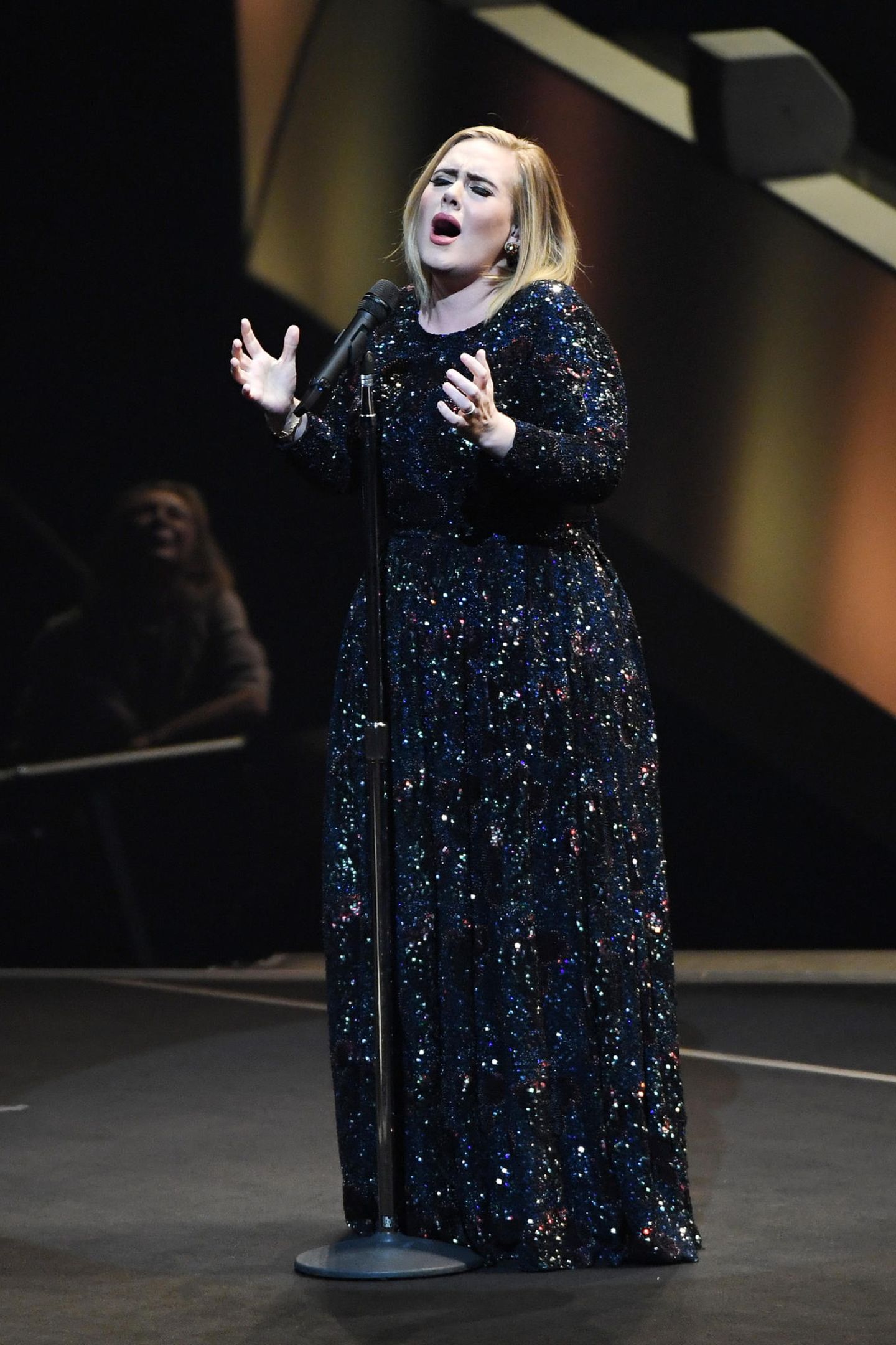 Bei einem Konzert in Phoenix, Arizona, verzaubert Adele ihre Fans nicht nur mit ihrer unglaublichen Stimme: Die Sängerin trägt eine bodenlange Pailletten-Robe, die die Kurven der Britin perfekt in Szene setzt. Glamouröser geht's nicht!