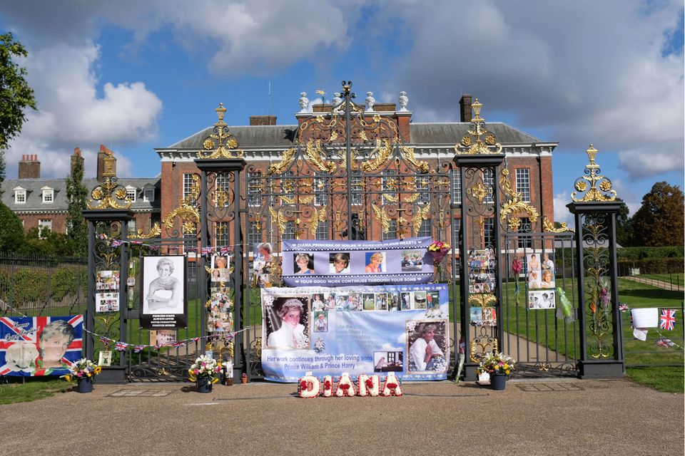 Royals: Der Kensington Palast am 31. August 2020. Fans haben das Tor des Anwesens in Gedenken an Prinzessin Diana geschmückt. Der Kensington Palast am 31. August 2020. Fans haben das Tor des Anwesens in Gedenken an Prinzessin Diana geschmückt.